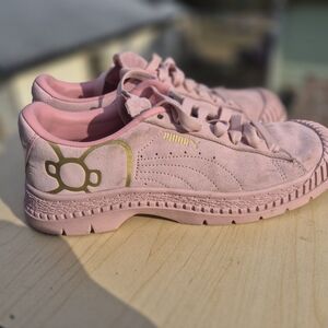 Puma x Hello Kitty Utility women's sneakers in pink and gold suede Size 8